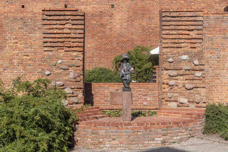 Polonia - Varsovia 082 - monumento al Pequeño Insurgente.jpg